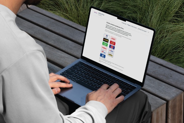 MOCKUP COMPUTADORA MIRANDO DISTRIBUIDORES