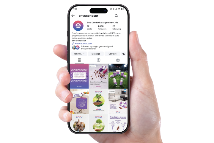 IMAGEN MOCKUP TELEFONO VIENDO LA PAGINA DE ENVU
