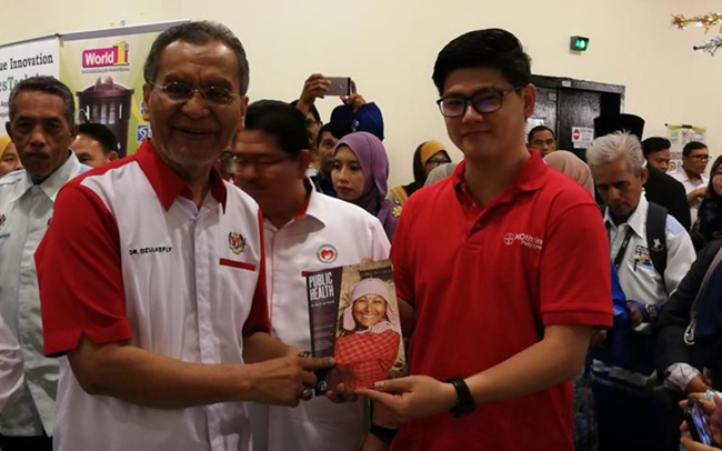 Dr Tee Hui Siang sharing Bayer’s Public Health Magazine with Malaysia’s Health Minister, Datuk Seri Dr. Dzulkefly Ahmad during the nation’s annual commemorative activities for ASEAN Dengue Day. 