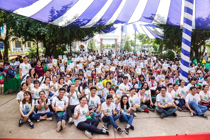 Tình nguyện viên Oucru và Bayer Việt Nam cùng các em học sinh trong ngày ra mắt dự án